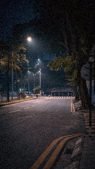 백열등 밤 — 노란 조명 아래의 밤 거리나 실내에서